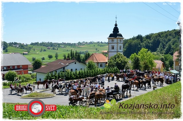 Parkirišče pri cerkvi v Šentvidu je minulo nedeljo bilo v znamenju blagoslova konj